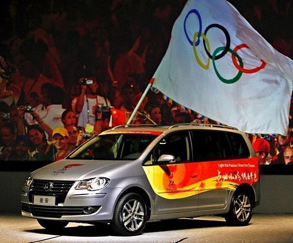 Volkswagen enthüllt erste Konvoi-Fahrzeuge für Olympischen Fackellauf.